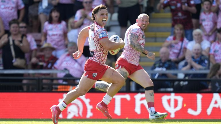 Leigh Leopards' Lachlan Lam (left) scores his side's fourth try of the game
