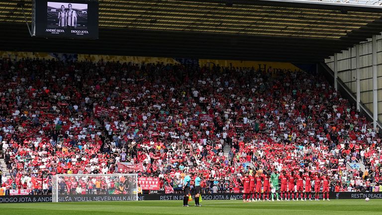 Preston North End and Liverpool players hold a silence in honor of Diogo Jota before kick -off