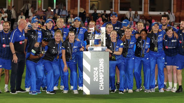 Londres tomó una foto con el trofeo después de ganar cien fondos de mujeres en Lord's London