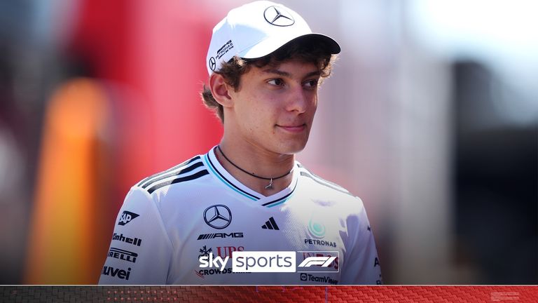 Nico Rosberg un Kimi Antonelli skatās, kāpēc Mercedes vadītājs Kimi Antonelli ir cīnījies par formu nesenajās sacīkstēs F1 izstādē.