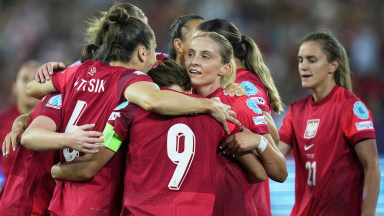 Ewa Pajor, Poland, famous with teammates after scoring the second goal of his team 