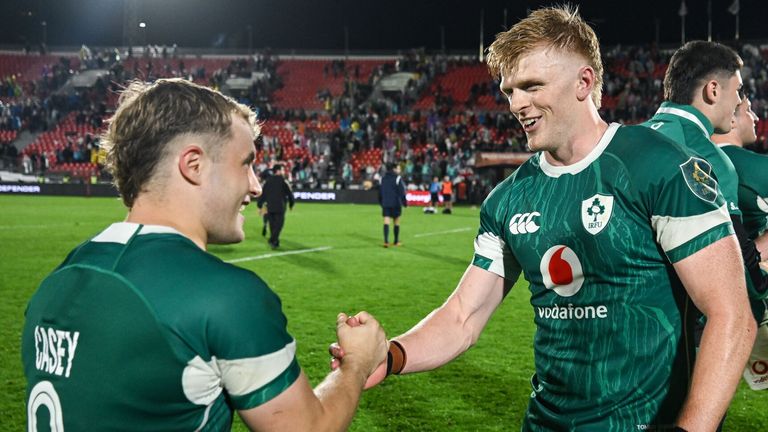 El capitán de Irlanda, Craig Casey, felicita a Tommy O'Brien (derecha) después de su debut en dos condiciones