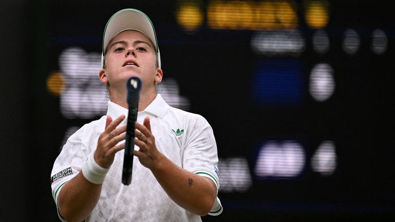 Britain's Sonay Kartal plays with her racquet during her women's singles fourth round tennis match against Russia's Anastasia Pavlyuchenkova on the seventh day of the 2025 Wimbledon Championships at The All England Lawn Tennis and Croquet Club in Wimbledon, southwest London, on July 6, 2025. (Photo by Kirill KUDRYAVTSEV / AFP) / RESTRICTED TO EDITORIAL USE