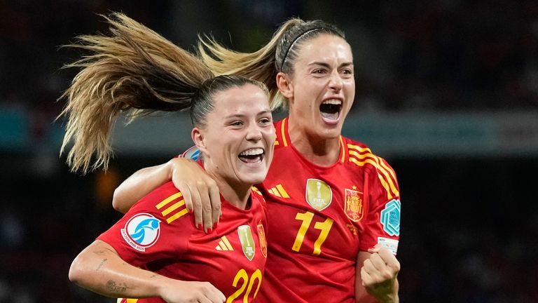 İspanya'nın Claudia Pina (solda) onu 2-0 yapmayı kutluyor