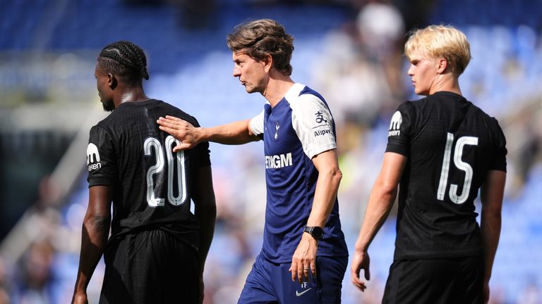 Thomas Frank pats Mohammed Kudus on the back after his performance in the 2-0 win over Reading