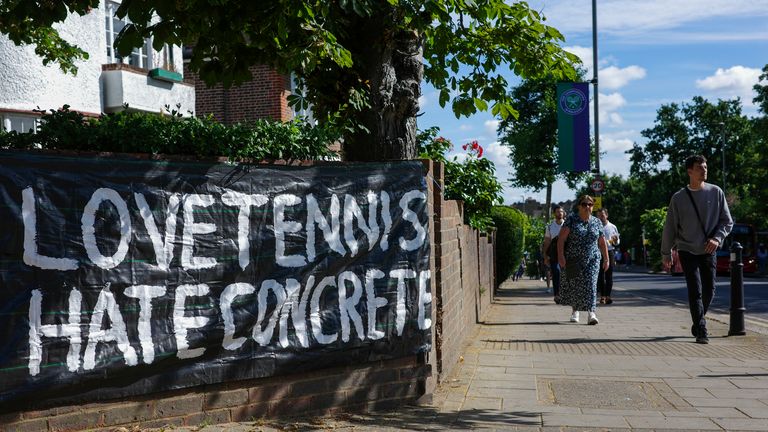 Wimbledon Tenis Merkezi yakınındaki sakinlerin çitine bir afiş asılı