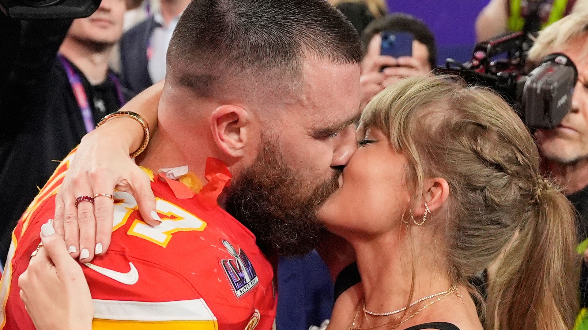 Swift and Kelce announce engagement