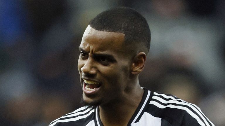 Newcastle United Alexander respondió en el partido de la Premier League en St James Park en Tyne Newcastle.