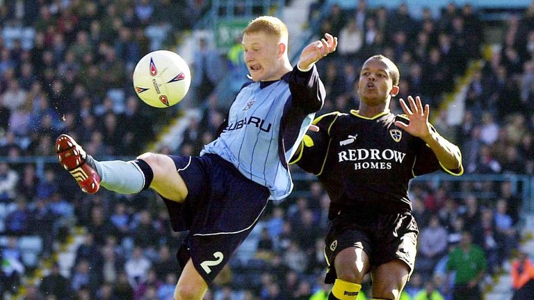 Andrews de Comin Tree desafió a Cardiff durante la División Uno en todo el país en Highfield Road, Coventry.