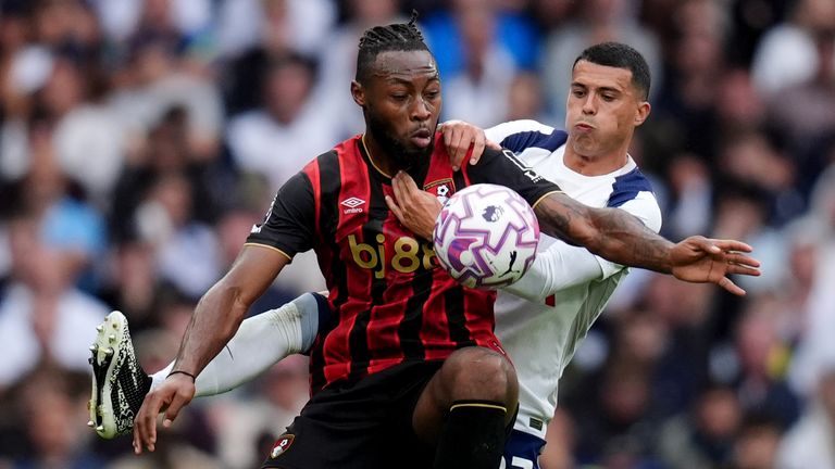 Antoine Semenyo de Bournemouth y Pedropur de Tottenham Hotspur (derecha) luchan por el balón