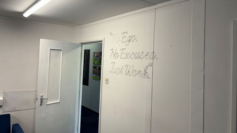 Mensaje de inspiración en la pared del entrenamiento de Barrow en Manchester
