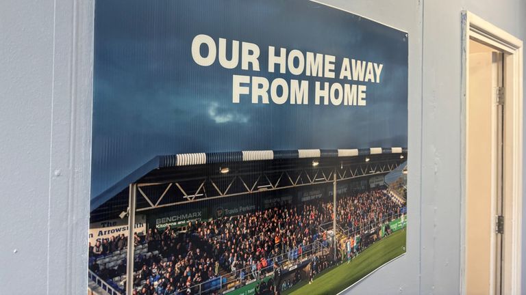 Cartel en la pared del campo de entrenamiento de Barrow en Manchester