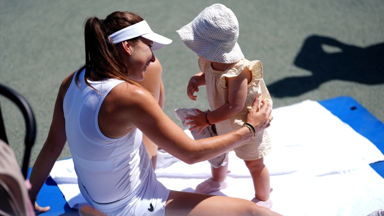 Belinda Bencic, vista qui con sua figlia durante le prove, ha raggiunto le semifinali di Wimbledon di quest'anno