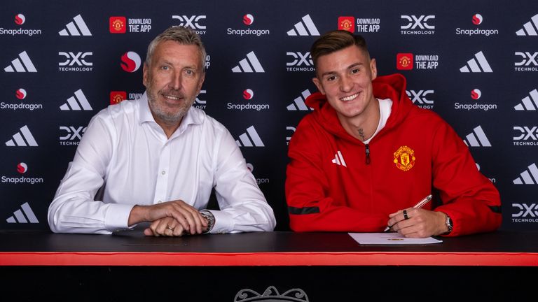 Benjamin Sesko with Manchester United director of football Jason Wilcox. Credit: Man Utd