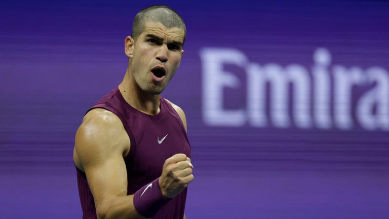 西班牙的卡洛斯·阿爾卡拉茲（Carlos Alcaraz）在美國第一輪對美國萊利·歐佩克（Riley Opelker）的第二盤作出了回應