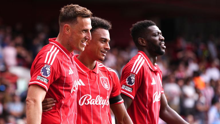 Chris Wood celebra el tercer gol de Nottingham Forest con sus compañeros de equipo