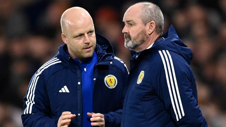 Steven Naismith (L) trở lại ban huấn luyện Scotland với tư cách trợ lý cho Steve Clarke