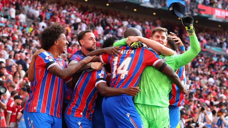 El portero Crystal Palace, el portero Dean Henderson después de derrotar al Liverpool castigando a la comunidad de escudo.