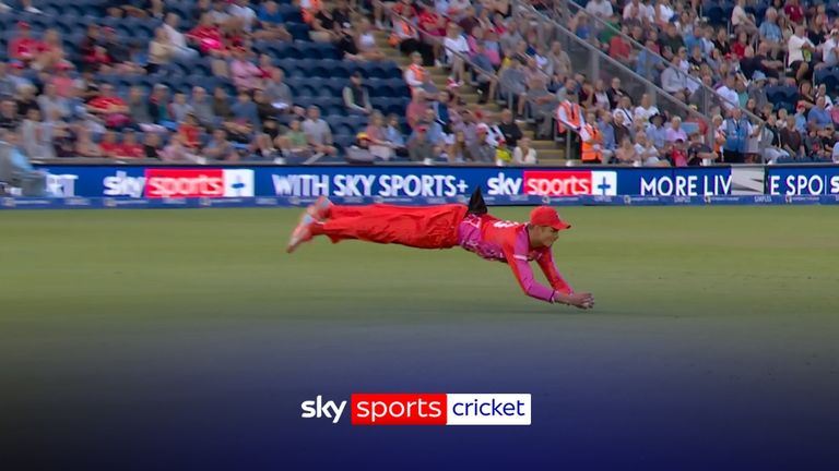 Chris Green took an unbelievable catch as Phil Salt was dismissed early on in Manchester Originals' run chase.