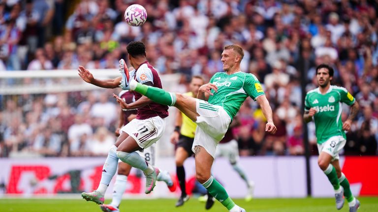 Dan Burn (derecha) de Newcastle United y Ollie Watkins de Aston Villa luchan por el balón durante el partido de la Premier League en Villa Park, Birmingham. Fecha de imagen: sábado 16 de agosto de 2025.
