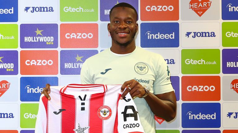 Dango Outara firmado para Brentford para las tarifas de registro de clubes