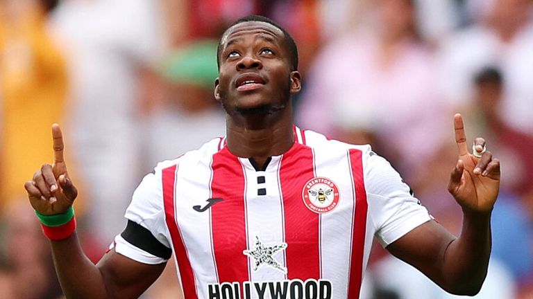 Dango Outtara celebró después de llevar a Brentford a la primera mitad contra Aston Villa
