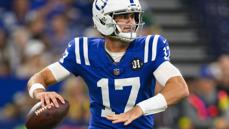 Il quarterback di Indianapolis Colts, Daniel Jones (17), gioca un passaggio durante una partita di calcio della NFL contro Green Bay Packers