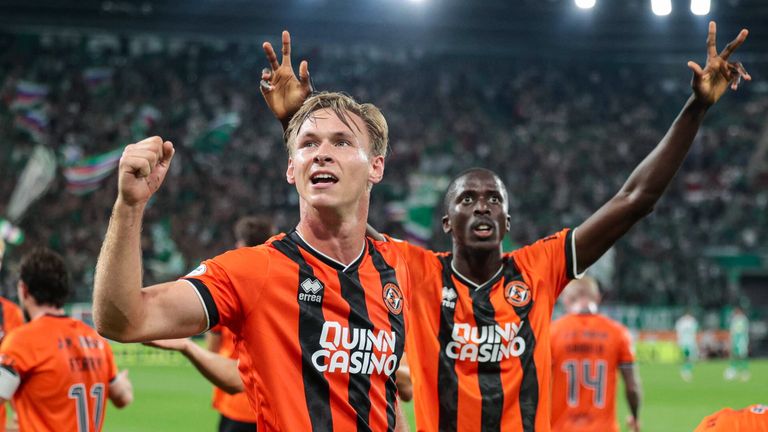 Viena, Austria - 07 de agosto: Zac Sapsford (c) de Dundee United celebra el puntaje para hacer 2-2 con su compañera de equipo Panutche Camara durante un partido clasificatorio de la tercera ronda de la Liga de la Conferencia de la UEFA entre Rapid Wien y Dunde United en Weststadion, el 07 de agosto de 2025, en Viena, Austria. (Foto del grupo David Bitzan / SNS)