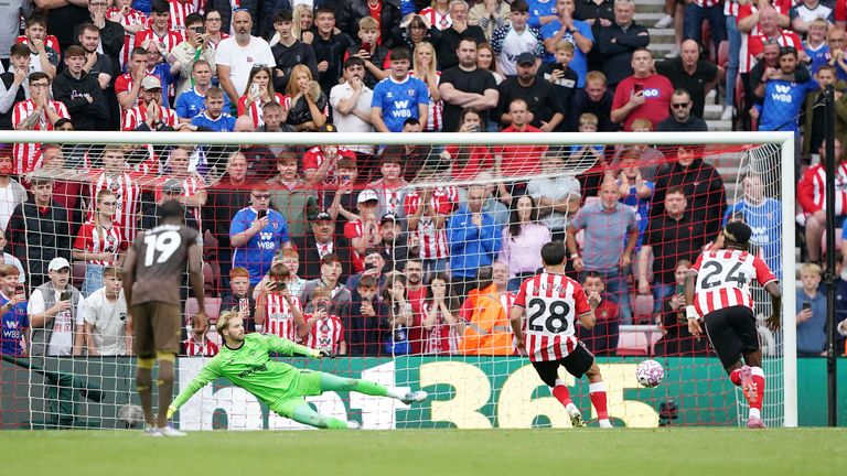 Enzo Le Fee de Sunderland (lunes a la derecha) para obtener su ecualizador desde el punto de penalización