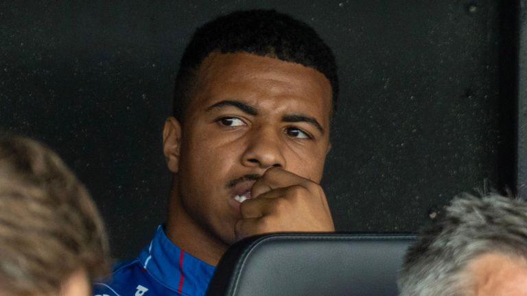 Hamza Igamane de los Rangers está sentado en un banco durante el primer chip de William Hill entre St Mirren y Rangers.