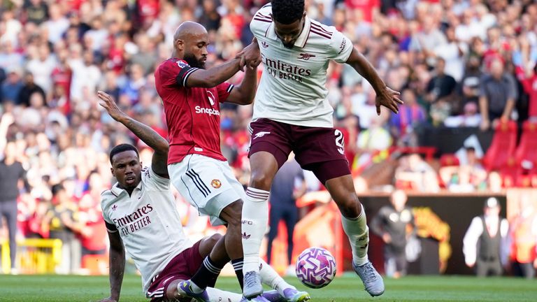 Gabriel do Arsenal e William Saliba Challenge Manchester United Bryan Mbeumo (AP Photo/Dave Thompson)