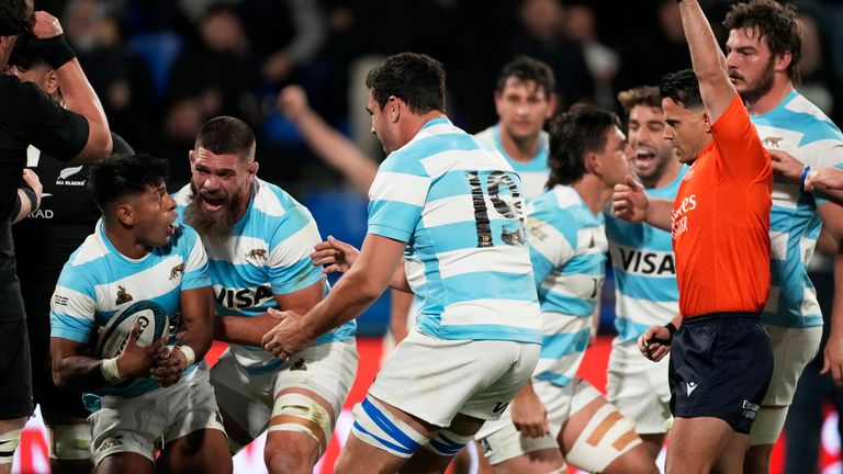 Argentīnas Los Pumas Gonzalo Garcia, aizgāja, svin pēc mēģinājuma pret Jaunzēlandes “All Blacks” regbija čempionāta spēles laikā Buenosairesā, Argentīnā, sestdien, 2025. gada 23. augustā. (AP Photo/Gustavo Garello)