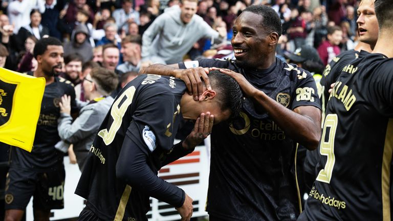 Livingston, Escocia - 30 de agosto: Hearts Alexandros Kyziridis celebra después de anotar 2-1 durante un juego de William Hill Premiership entre Livingston y Heart of Midlothian en la casa del set, el 30 de agosto de 2025, en Livingston, en Escocia. (Foto del grupo Ross Parker / SNS)