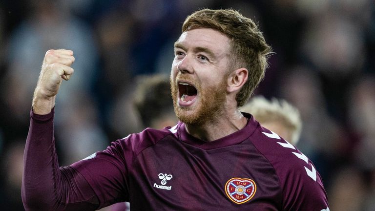 Hearts 'Stjuarts Findlajs svin pēc vārtu gūšanas, lai panāktu 2-0 