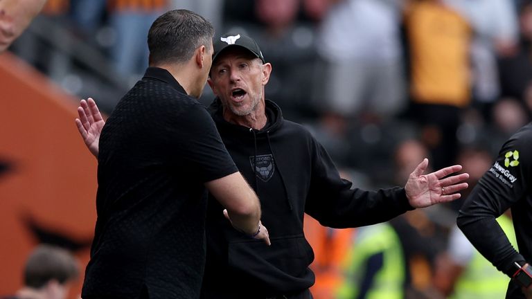 Hull City boss Sergej Jakirovic and Oxford's Gary Rowett on the sidelines during the 3-2 win for the Tigers