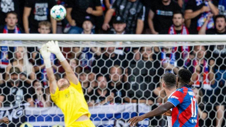 Plazen, República Checa - 12 de agosto: Lucas Server (L) de Victoria Plazen ha tomado una oportunidad, pero los Rangers Jack Battland lo presionan durante la Selección de la Tercera Ronda de la Liga de Campeones de la UFA, Victoria Avine y Rangers, 2025, 2025, 2025, 2025, 2025, 2025. (Foto por Alan Harvey / Sns Group) Group)