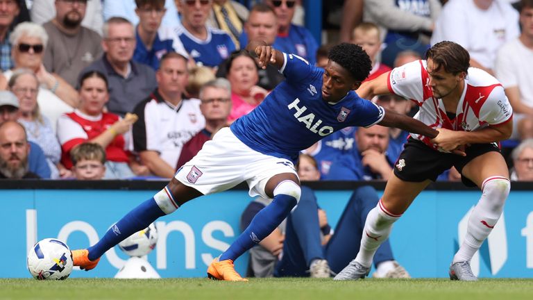 Jaden Philogene de Ipswich es desafiado por Southampton Taylor Harwood-Bellis