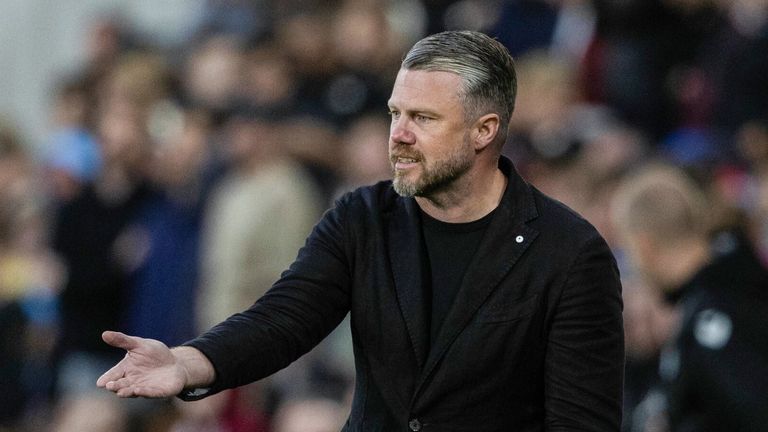EDINBURGH, Skotija - 4. augusts: Aberdīnas galvenais treneris Džimijs Thelins Viljama Hila premjerlīgas spēles laikā starp Midlothian Heart un Aberdeen Tynecastle parkā 2025. gada 4. augustā Edinburgā, Skotijā. (Marka Scates / SNS grupas foto)
