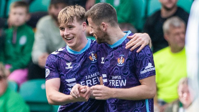 Kilmarnock Ben Brannan (L) celebra con Liam Polworth (R) después de anotar para convertirlo en 2-2