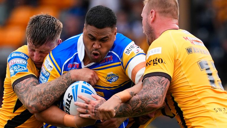 Sam Lisone de Leeds Rhinos carries the ball against Castleford Tigers (Olly Hassell / Swpix.com)