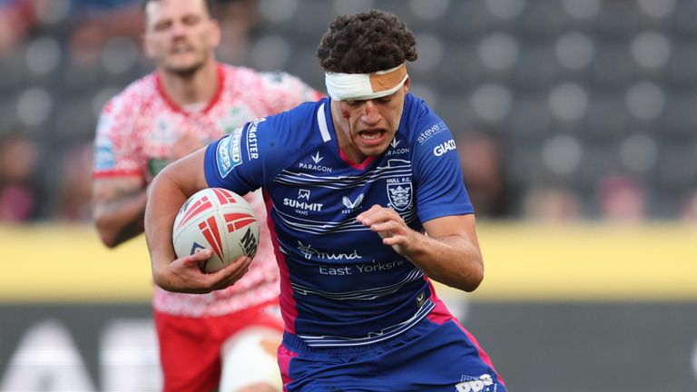 Lewis Martin de Hull FC is away from the defenders to mark a test (swspix.com)
