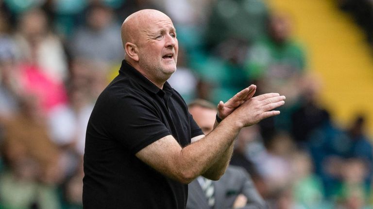 Glasgow, Escocia - 23 de agosto: el gerente de Livingston David Martintale en el partido de la Premier League de William Hill entre Celtic y Livingston en Celtic Park, el 23 de agosto de 2025, en Glasgow, Escocia. (Foto de Craig Williamson / SNS)