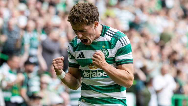 Glasgow, Escocia - 3 de agosto: Luke McCowan de Celtic celebró la anotación para convertirlo en 1-0 en el partido de primer nivel de William Hill entre Celtic y St Mirren en Celtic Park, el 3 de agosto de 2025, en Glasgow, Escocia. (Foto del grupo Craig Foy / SNS)
