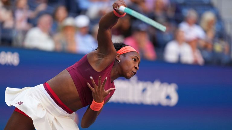 अमेरिकेतील कोको जीएचएएफ शनिवारी, शनिवारी, 30 ऑगस्ट रोजी न्यूयॉर्क रोजी अमेरिकेच्या ओपन टेनिस चॅम्पियनशिपच्या तिसर्‍या फेरीत काम करते. (एपी फोटो/कीर्ती विग्लवर्थ)