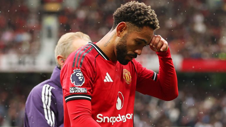 El Manchester United Matheus Cunha juega fuera del campo en Old Trafford el 30 de agosto de 2025