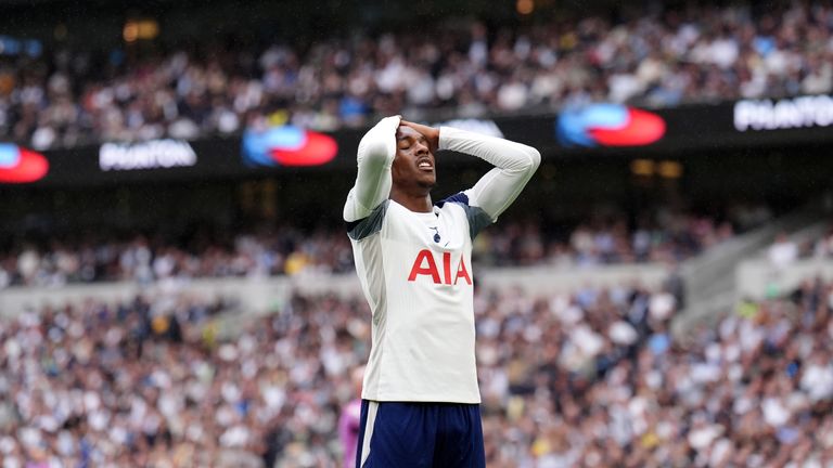 Mathys Tel de Tottenham Hotspur reacciona después de perder la oportunidad