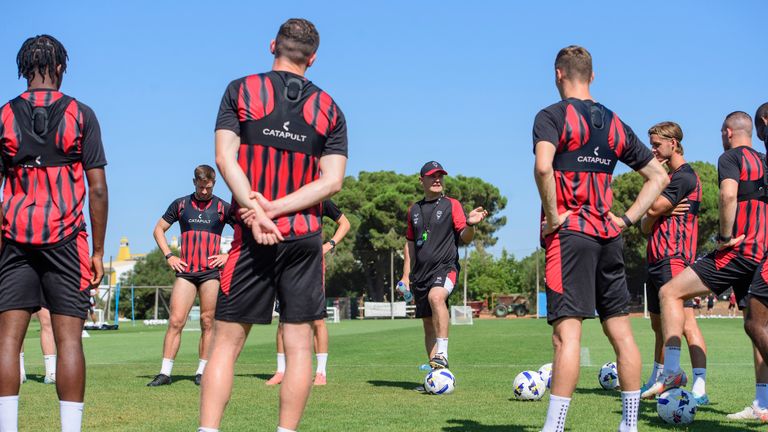 Michael Skubala, el entrenador en jefe de Lincoln City durante el campamento de entrenamiento previo a la temporada en Browns Sports Resort, Vilamoura, Portugal.