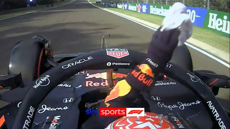 Max Verstappen, Macar Grand Prix'de ikinci antrenman sırasında alışılmadık bir anda Red Bull'dan pist üzerine bir bez attı.