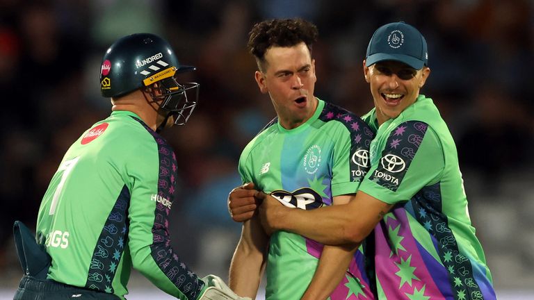 Londres, Reino Unido - 31 de agosto: Nathan Sowter, un agresor de forma ovalada, celebra con sus compañeros de equipo Tom Curran y Sam Billings, asumiendo el control de los Trent Rockets, el 31 de agosto de 2025 en Londres, Reino Unido. (Foto: Matt Lewis - ECB/ECB a través de Getty Images)