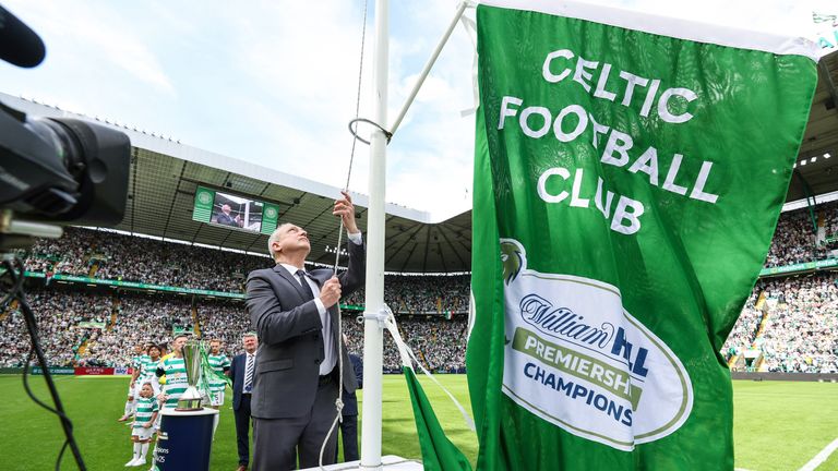 Glasgow, Escocia - 3 de agosto: El legendario celta Paul McStay abrió la bandera de la victoria de la Premier League 2024/25 en el partido principal de William Hill entre Celtic y St Mirren en Celtic Park, el 3 de agosto de 2025, en Glasgow, Escocia. (Foto de Craig Williamson / SNS)